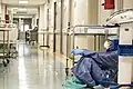 Eine müde Ärztin in Italien: Die Corona-Pandemie hat für viel Arbeit gesorgt.