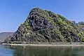 Der Loreley-Felsen, von der anderen Seite des Rheines aus gesehen