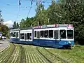 Diesem Tram in Zürich hat man in der Mitte ein tief liegendes Teilstück eingebaut, damit man ohne Treppe einsteigen kann.