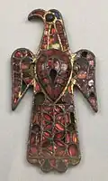 Hinter diesem Kunstwerk aus Bronze und Glas verbirgt sich eine Spange für ein Kleid.
