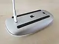 Eine Magic Mouse 2 von Apple. Zum Aufladen befestigt man ein Kabel auf der Unterseite.