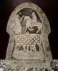 Vor etwa 1200 Jahren: Bildstein aus Schweden. Eine Frau reicht einem Krieger etwas zu trinken.