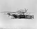 Amundsen mit einem Flugzeug auf der Insel Spitzbergen