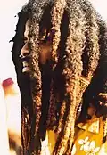Reggae ist eng mit dem Rastafari-Kult verbunden, zu dem auch die „Rasta-Locken“ gehören.