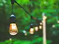 Ein langes Kabel mit Glühlampen