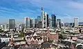 Die Altstadt und dahinter die Skyline von Frankfurt, gesehen vom Kaiserdom aus