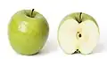 Ein Apfel der Sorte Granny Smith, ganz und aufgeschnitten
