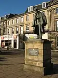 Eine Statue in Edinburgh in Schottland