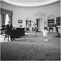 Ein Foto aus dem Jahr 1962: Präsident John F. Kennedy mit seinen Kindern Caroline und John F. junior.