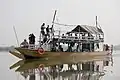 Ein Touristenboot auf dem Fluss Gambia