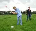Bauerngolf, wie man es in den Niederlanden kennt: Der Ball ist viel größer als normal.