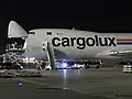 Hier wurde die Nase eines Fracht-Flugzeugs zum Beladen geöffnet. Es transportiert nur Waren.
