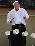 Dieser Mann kann sogar mit vier Diabolos spielen.