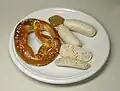 In Bayern isst man zur Weißwurst auch Laugenbrezel.