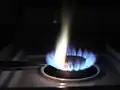 So sieht eine Flamme aus, wenn man Bleipulver in ihr entzündet.
