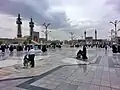 Pilger im Iran, beim Grabmal eines bekannten Imams