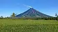 Hier der Vulkan Mayon, der ein wenig raucht.