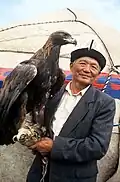 Ein kirgisischer Jäger mit seinem Adler