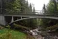 Diese Brücke liegt so hoch, weil der Bach manchmal Hochwasser hat.