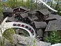 Eine Achterbahn im Schweizer Themenbereich des Parks. Sie fährt über ein nachgebautes Dorf aus dem Wallis.
