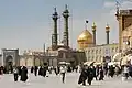 Bei einer wichtigen Moschee im Iran. In diesem Land müssen alle Frauen der Religion wegen einen Schleier tragen.