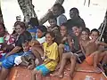 Kinder der Insel Niutao warten auf die Fähre. Die Bevölkerung ist sehr jung. Es gibt ziemlich wenig alte Menschen.