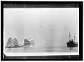 Vor etwa 100 Jahren: Schiff und Eisberg im Atlantik.