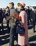 Jacqueline Kennedy war die Frau eines amerikanischen Präsidenten, hier in einem Kleid von Chanel