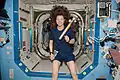 Auch eine Flaschenpost? Diese Astronautin zeigt einen Zylinder mit „Nichts“ aus dem Weltraum, der zur Erde geschickt wird.