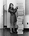 Margaret Hamilton und ihre Leute haben die Software für die Computer damals geschrieben. Ausgedruckt ist das so ein Stapel.