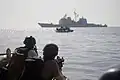 US-amerikanische Soldaten suchen die Küste nach Piraten ab.