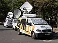 Von solchen Übertragungswagen aus kann man Fernsehbeiträge zum Funkhaus schicken.