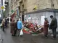 Eine Gedenkstätte für Anna Politkowskaja vor ihrer Wohnung in Moskau