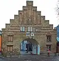Das Nordertor, ein altes Stadttor, ist das Wahrzeichen der Stadt.