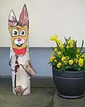Osterhase aus einem Birkenstamm