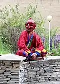 Ein Clown in einer Stadt in Bhutan