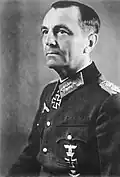 Friedrich Paulus war der Befehlshaber der eingekesselten Truppen und verbot es seinen Truppen aufzugeben, weil Hitler es so befahl.