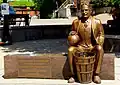 Eine Statue von James Naismith, dem Erfinder des Basketball