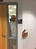 Steht hier der Papst vor der Tür? Nein, es ist ein großes Foto auf Karton.