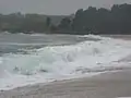 Hier erkennt man gut, wie eine Welle am Strand bricht, sich also „überschlägt“.