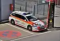 Ein Notarzt-Wagen des Roten Kreuzes beim Nürburgring, wo Autorennen gefahren werden