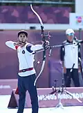 Ein Bogenschütze bei einer Olympiade für Jugendliche