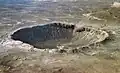 Der Barringer-Krater in den USA ist vor etwa 50.000 Jahren durch einen Einschlag entstanden. Der Meteorit war etwa 45 Meter groß, also so groß wie ein mittelgroßes Haus.