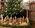 Diese Krippenfiguren in einer Kirche sind aus Holz geschnitzt.