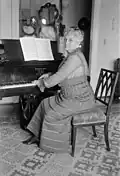 Vor über hundert Jahren: Die Komponistin Teresa Carreño am Piano sitzend.