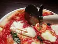 Pizza kann man gut mit dem Pizza-Rad schneiden.