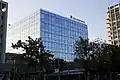 Heute gibt es viele moderne Gebäude wie diese Bank.