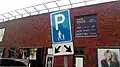 Ein Einkaufszentrum in den Niederlanden: Das Schild bedeutet, dass hier nur jemand mit Kind parken soll.