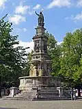 Dieser Brunnen ist der Hanse gewidmet: Er steht in Hamburg-St.-Georg.