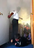 Hier üben Kinder: Rauch geht nach oben, also muss man sich unten retten.